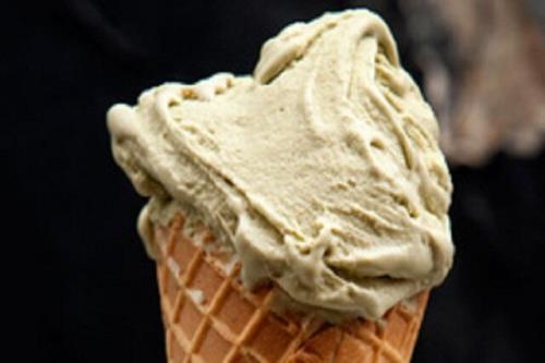 بستنی سالم تر با شیر بادام، روغن فندق و شیره انگور